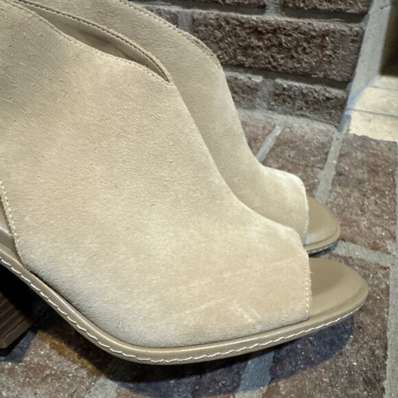 Vince Camuto Fareena Block Heel Open Toe Zip Closure Beige Suede Shoe Womens 11 - Picture 10 of 16